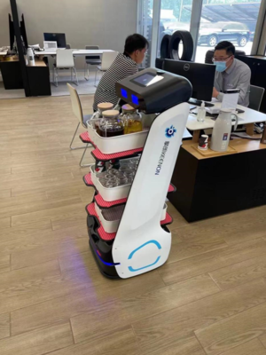 服務機器人哪家強？擎朗領跑智能展廳新趨勢